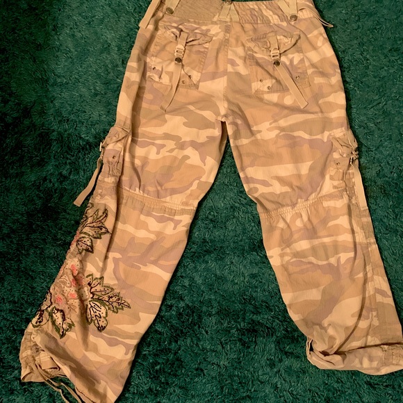 VENUS Camo Capri Pants Size 8 - Picture 3 of 10